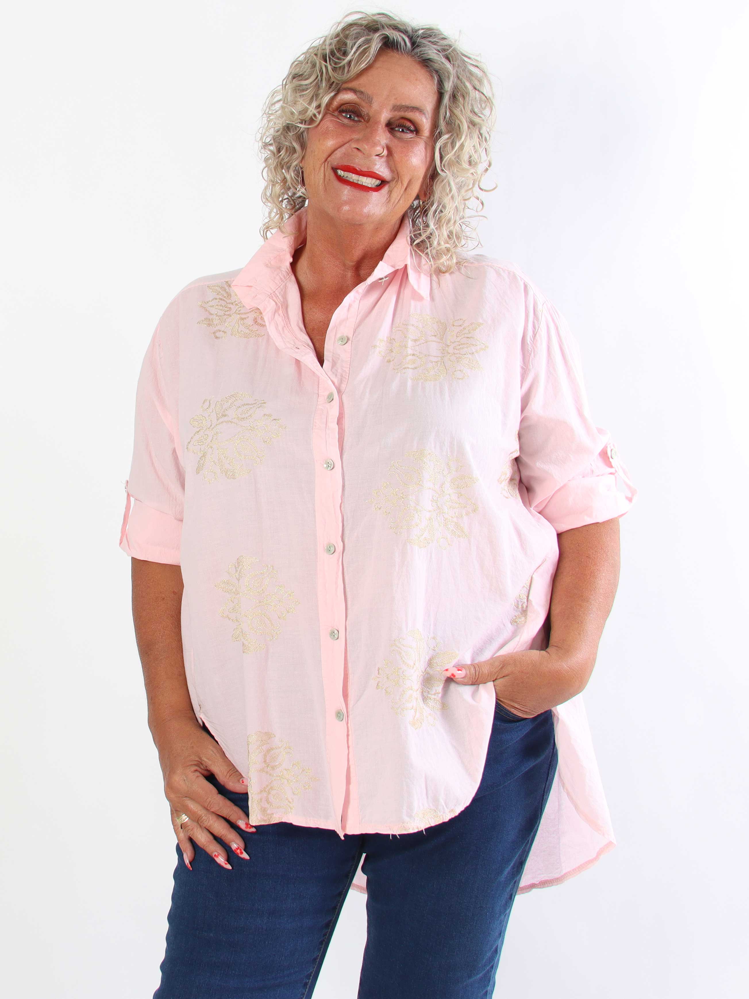 Catherina - Plus size skjorte i bomuld med fine, broderede gulddetaljer